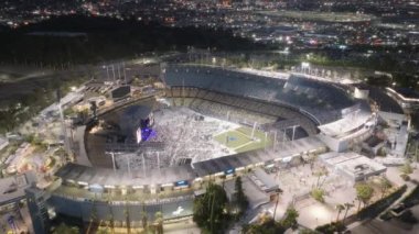 Aydınlatılmış Dodgers Stadyumu geceleri spor, yükseklik 4K müzik konserinin görüntülerinden beysbol stadyumu. Dodgers Spor Stadyumu Los Angeles, Kaliforniya, Batı Sahili, Amerika Birleşik Devletleri, Haziran 2022
