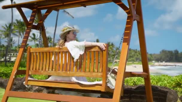 Mulher Muito Sorridente Balançando Balanço Madeira Resort Praia Luxo Vistas — Vídeo de Stock