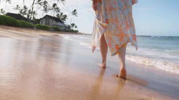 Mujer Vestido Playa Verano Dejando Huellas Arena Mojada Lavada Por — Vídeo de stock