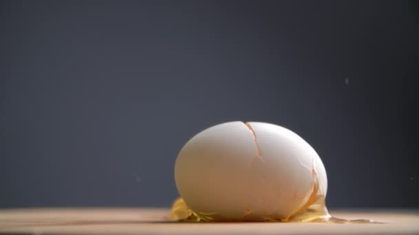 Медленное Движение Свежего Яйца Разбивающегося Деревянный Стол Крупный План Еды — стоковое видео