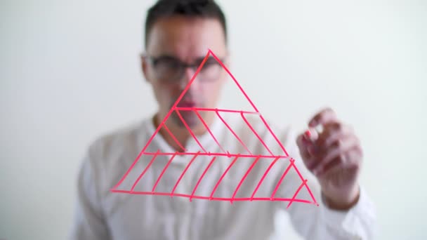 Dataanalytiker Visar Ekvationen Glasskiva Stilig Manlig Gruppledare Som Förklarar Projektstrategi — Stockvideo