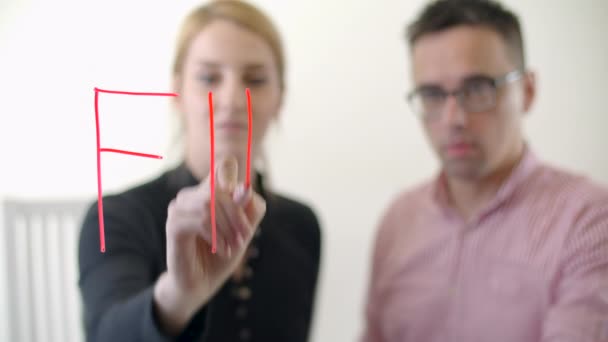 Hr专家用玻璃板上的便条解雇了一位同事女人用红色记号写解雇通知 高质量的4K镜头 — 图库视频影像