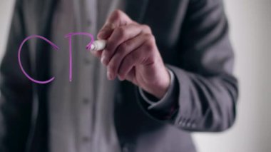 Adam cam tahtaya bir kriz kelimesi yazıyor. İş adamı toplantıda kriz çözümü sunuyor. Yüksek kalite 4k görüntü