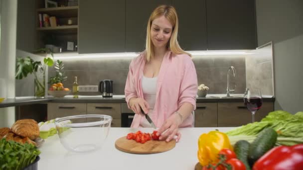 Filmagem Uma Mulher Cortando Tomates Enquanto Prepara Jantar Menina Branca — Vídeo de Stock