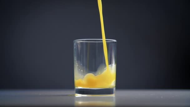 Close Van Een Vers Sinaasappelsap Dat Een Glas Wordt Gegoten — Stockvideo