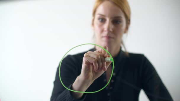 Mulher Desenha Globo Com Marcador Verde Especialista Marketing Feminino Faz — Vídeo de Stock