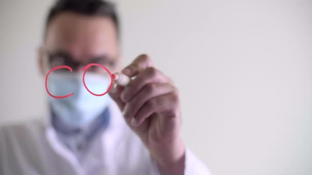 Kaukasischer Mann Mit Medizinischer Maske Verschwommenen Hintergrund Arzt Schreibt Eine — Stockvideo