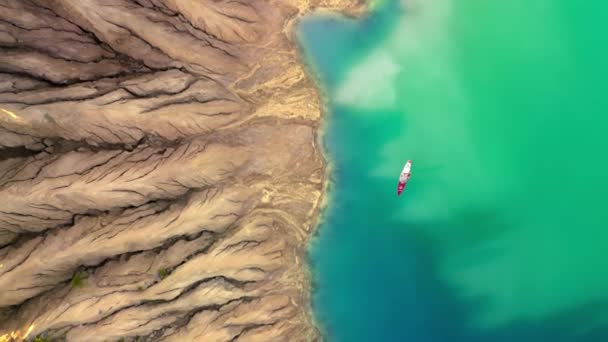 从上面可以看到令人垂涎欲滴的自然环境的迷人风景 蓝色池塘的空中镜头被高高的沙崖环绕 高质量的4K镜头 — 图库视频影像