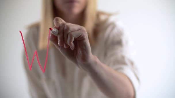 Mädchen Weißem Hemd Schreiben Mit Rosa Filzstift Buchstaben Auf Glas — Stockvideo