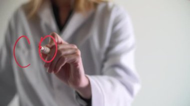 Doktor cam duvara koronavirüs sembolü yazıyor. Ön tarafta bir Covid 19 'un yakın çekimi var. Yüksek kalite 4k görüntü