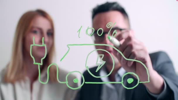 人们讨论使用无害生态的车辆来减少二氧化碳 一个人在一间现代化的办公室的玻璃板上画了一个图形 高质量的4K镜头 — 图库视频影像