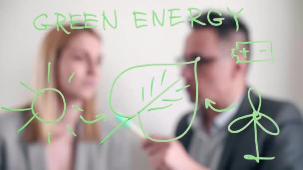 Emberek Előadást Tartanak Megújuló Energiaforrásokról Férfi Egy Megbeszélésen Modern Irodában — Stock videók