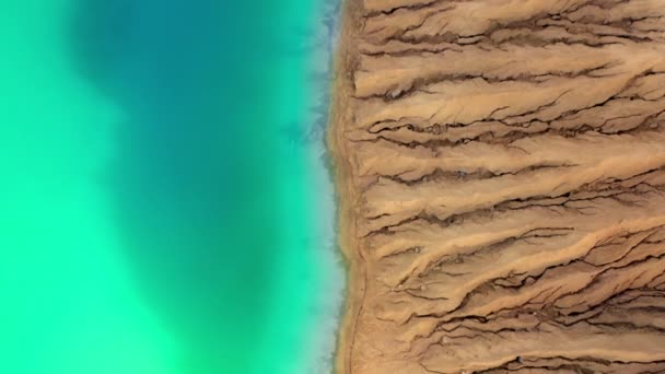 Вид Воздуха Удивительный Пейзаж Бирюзовым Озером Песчаным Берегом Живописная Природа — стоковое видео