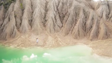 Güzel genç bayan eşsiz Ukrayna kırsalında tatilin tadını çıkarıyor. Endüstriyel göl kıyısında gezen kadın turistin hava manzarası. Yüksek kalite 4k görüntü