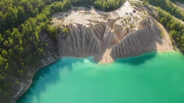 Luftaufnahmen Von Einem Bläulichen Teich Der Von Hohen Sandklippen Umgeben — Stockvideo