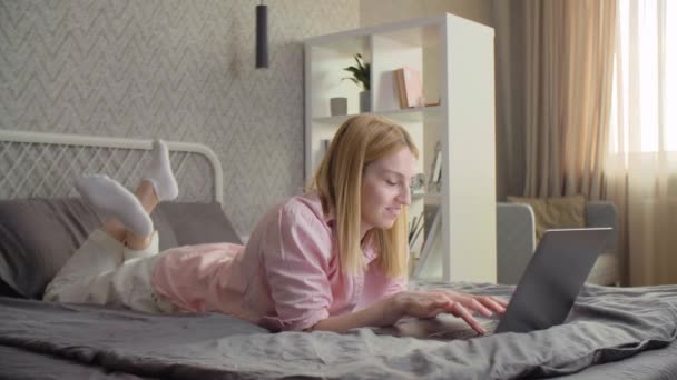 Blanke Volwassen Vrouw Een Prachtig Interieur Meisje Typt Een Laptop — Stockvideo