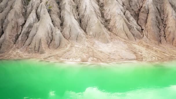 从顶部看 乌克兰农村的自然和人造景观令人惊叹 用霓虹灯色绿松石湖洗过的沙滩山坡上的无人机镜头 高质量的4K镜头 — 图库视频影像