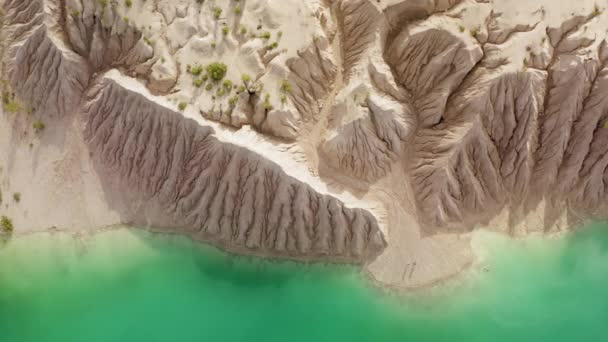 Menjatuhkan Pemandangan Pemandangan Unik Dengan Danau Kehijauan Rekaman Drone Dari — Stok Video