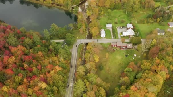 Aerial Top Suv Car Driving Vermont Rural 秋天的电影日 无人机在村庄的道路上飞舞 周围环绕着电影色彩绚丽的森林 — 图库视频影像