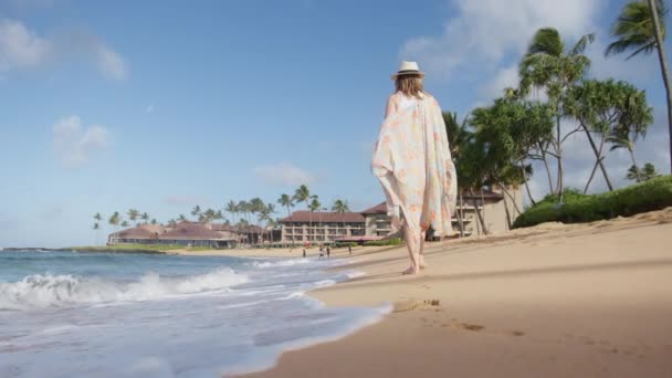 ビーチでリラックスした散歩を楽しむスローモーション ハワイ旅行休暇のライフスタイル 赤カメラ低角度幸せな女性は 採用し 夏の朝にビーチで歩く 海による健康的な屋外レジャー時間 — ストック動画
