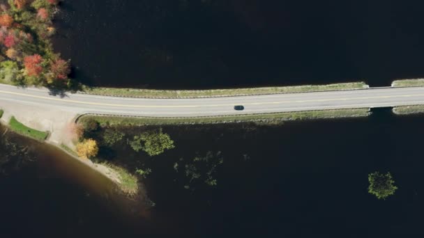 Luchtfoto Elektrische Auto Rijden Country Road Langs Het Meer Modern — Stockvideo