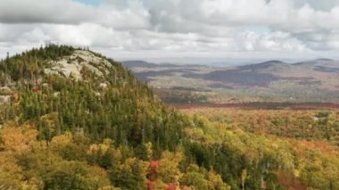 Ressamlar Bluff Gözcü Manzarası Franconia Notch State Park 'ı, halka açık dinlenme alanı ve doğa koruma alanı, New Hampshire' ın kuzeyindeki Beyaz Dağlar 'da dağ geçidi. Hava güneşli sonbahar günü 4K