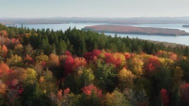 4K kameralı drone, göldeki büyüleyici sonbahar yeşillik renklerini ve sinematik doğa manzarasını yakalar. Maine Havacılık 'taki Moosehead Gölü' nde gün batımında drone kamerasıyla çekilmiş. Sonbahar seyahati New England
