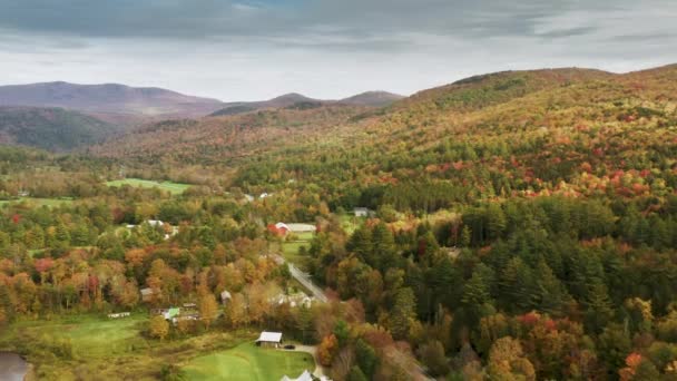 建立拍摄新英格兰乡村在秋天的季节 从上方看 农场在收获的时候 小房子在电影色彩五彩斑斓的红色森林里 秋天多云灰蒙蒙的乡村风景 — 图库视频影像