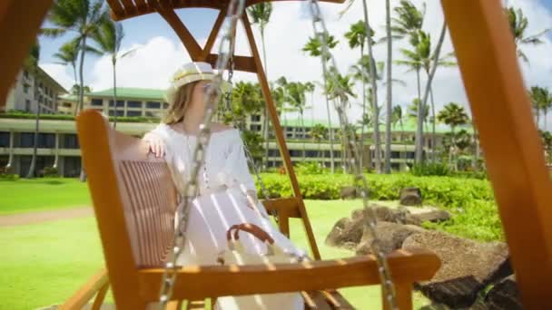 Entspannte Frau Schwingt Zeitlupe Sexy Mädchen Entspannen Tropischen Garten Des — Stockvideo