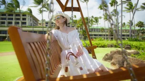 Beautiful Smiling Caucasian Middle Aged Woman Sitting Swing Great Tropical — Stock Video