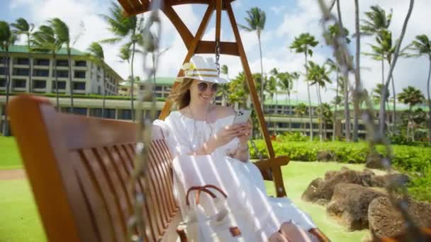 Jolie Femme Attrayante Balançant Tout Utilisant Téléphone Dans Jardin Station — Video