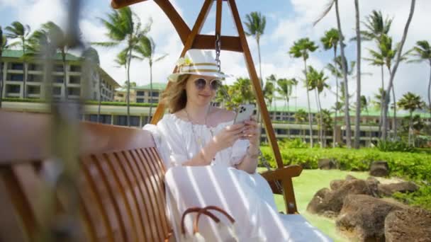 Pewna Siebie Biała Elegancka Dama Surfująca Mediach Społecznościowych Przez Telefon — Wideo stockowe