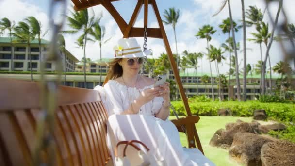 Jovem Mulher Estilo Boho Vestido Conversando Com Amigos Blogueiro Viagens — Vídeo de Stock