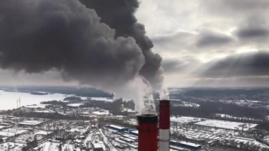 Kyiv, Ukrayna. Zehirli maddelerin ve atıkların hava görüntüleri tüm şehre yayıldı. Arka planda şehir manzarası olan hava kirliliği. Yüksek kalite 4k görüntü
