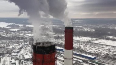 Kyiv, Ukrayna. Bacadan çıkan yoğun bir buharın ağır çekim gücü. Evler için enerji üreten termik santralin hava görüntüsü. Yüksek kalite 4k görüntü