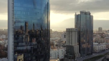 Kyiv, Ukrayna. Nisan 2021. Şehir merkezinin cam cepheli yüksek gökdelenli insansız hava aracı görüntüleri. Yoğun binalar ve gündoğumu olan finans bölgesi. Yüksek kalite 4k görüntü