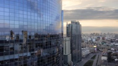 Kyiv, Ukrayna. Merkezin havadan görünüşü, şehrin iş bölümü. Yoğun gelişim, trafik sıkışıklığı ve arka planda gün doğumu olan güzel şehir manzarası. Yüksek kalite 4k görüntü