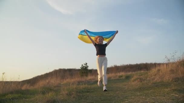 Een Jong Blond Meisje Rent Met Oekraïense Vlag Haar Handen — Stockvideo