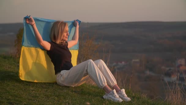 Femme Européenne Portant Drapeau Ukrainien Sur Fond Nature Elle Est — Video