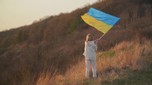 Europese Vrouw Houdt Oekraïense Vlag Achtergrond Van Zonsondergang Vlag Wappert — Stockvideo