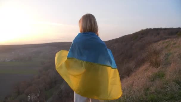 Красивая Блондинка Улыбается Ходит Украинским Флагом Смотрит Закат Стоит Сзади — стоковое видео