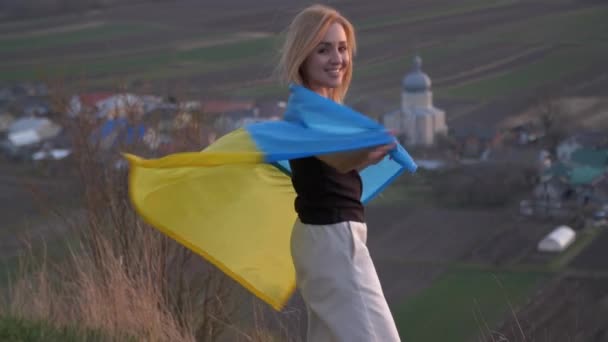 Femme Ukrainienne Portant Drapeau Sur Fond Horizon Nature Elle Couvre — Video