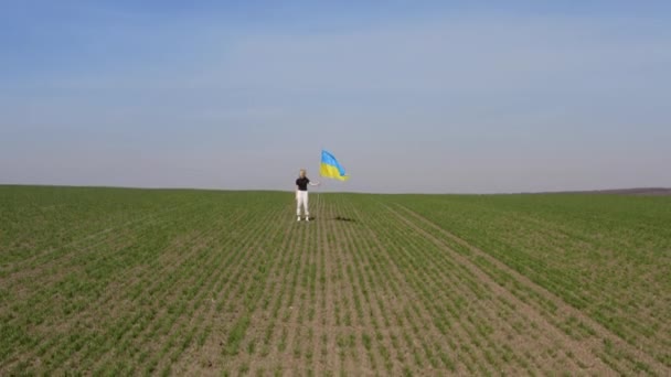 Una Donna Piedi Con Bandiera Ucraina Sfondo Campo Primaverile Chernozem — Video Stock