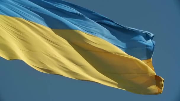 Bandera Ucrania Como Símbolo Independencia Unidad Cielo Azul Soleado Imágenes — Vídeos de Stock