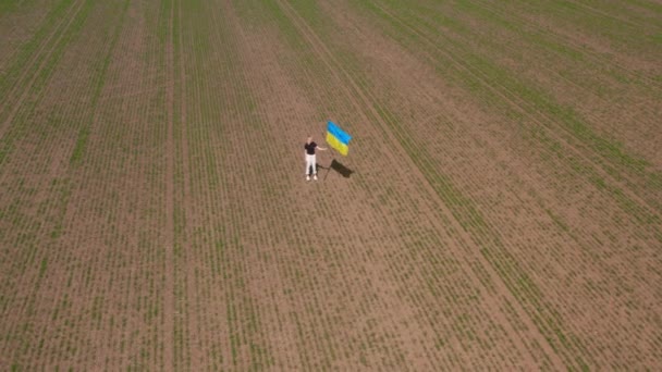 Une Position Humaine Avec Drapeau Ukrainien Sur Fond Terrain Fille — Video