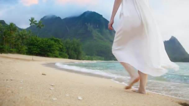 Zeitlupe Laufen Frauenfüße Barfuß Strand Entlang Und Hinterlassen Bei Sonnenuntergang — Stockvideo