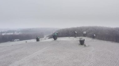 Kyiv, Ukrayna. Tipik Ukrayna yel değirmenlerinin muhteşem panoramik manzarası. Pyrogiv köyünün karlı manzarası. Yüksek kalite 4k görüntü