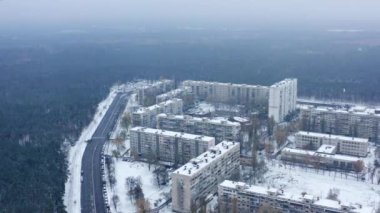 Kyiv, Ukrayna. Şehrin varoşlarındaki sık ormanın hava görüntüleri. Karlı çorak arazideki yerleşim yerleri. Yüksek kalite 4k görüntü