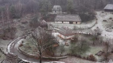 Kyiv, Ukrayna. Pyrohiv müzesinde ahşap mimariyle geleneksel yerleşim yeri. Karlı bir manzara, yukarıdan bakıldığı gibi güzel bir tepe. Yüksek kalite 4k görüntü