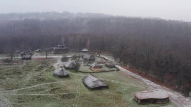 Kyiv, Ukrayna. Aralık 2020. Tipik bir kırsal halk mimarisinin hava görüntüleri. Pyrohiv 'deki karlı bir arazide açık hava müzesi. Yüksek kalite 4k görüntü